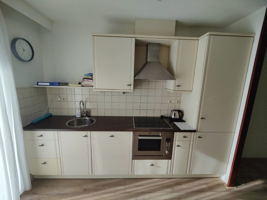 Complete keuken met koel-vriescombi, vaatwasser en magnetron, Ophalen, Enkelwandige keuken, Zo goed als nieuw, Kunststof