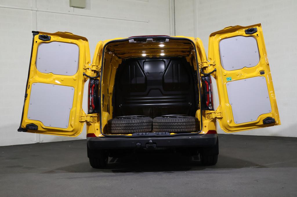 Ford E-Transit Custom 340 L2 H1 Trend 65 kWh Black Line, Auto's, Automaat, Parkeersensor, Gebruikt, Overige kleuren