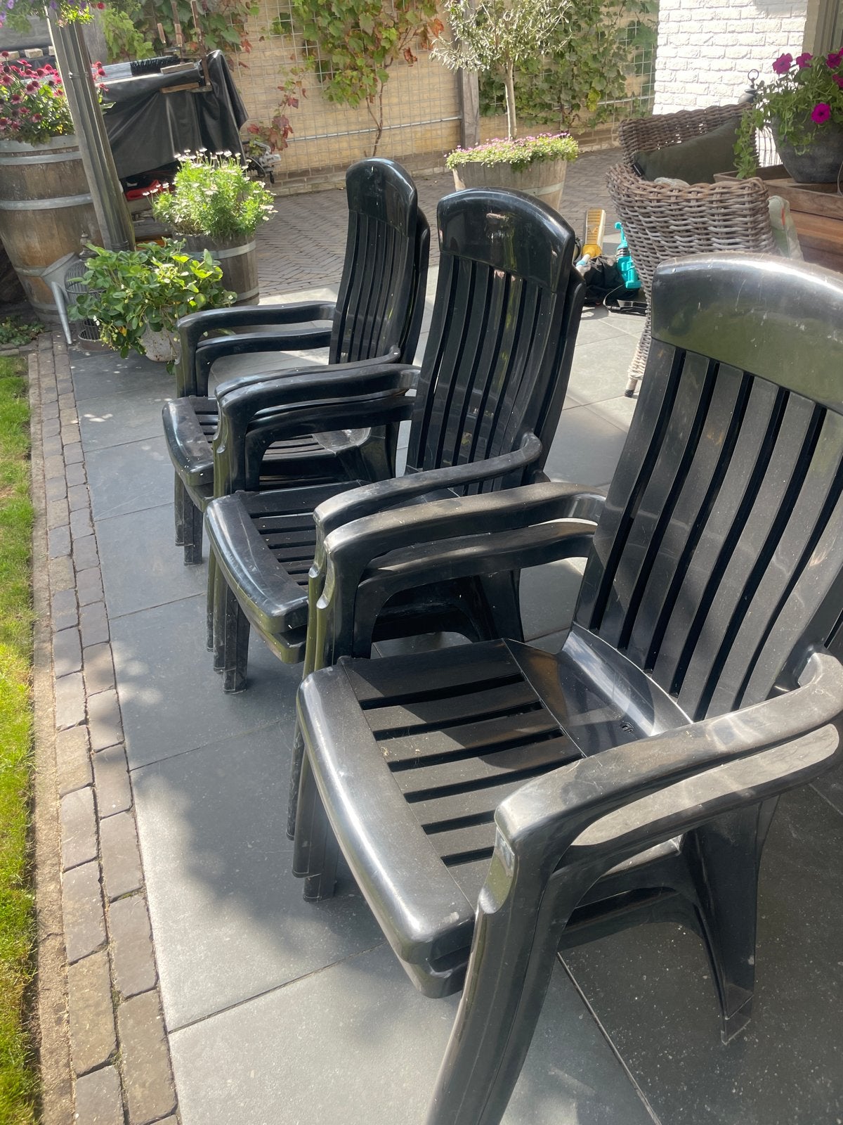 Zwarte tuinstoelen met verfvlekken, Tuin en Terras, Tuinstoelen, Ophalen of Verzenden, Gebruikt, Kunststof, Stapelbaar
