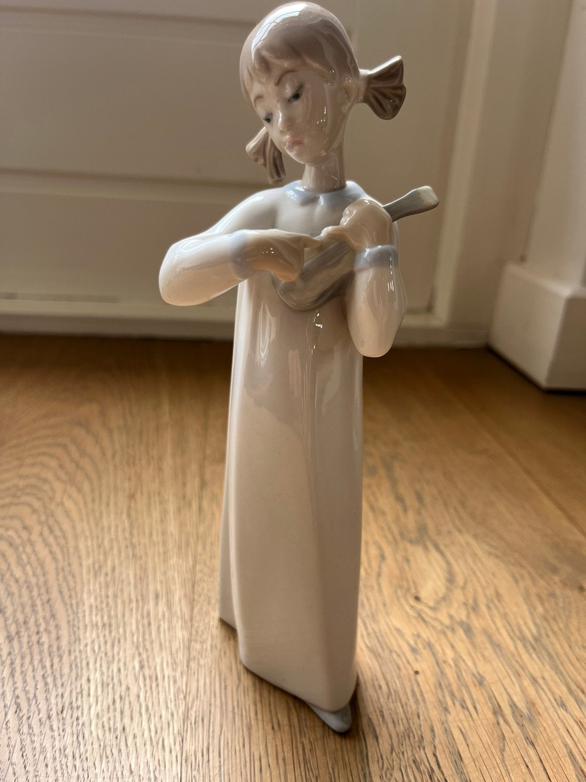 Lladro beeldje meisje met mandoline, Verzenden, Zo goed als nieuw, Mens