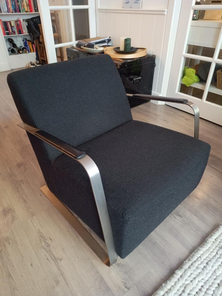 Design fauteuil zwart vilt met rvs, Huis en Inrichting, Fauteuils, Ophalen, Modern design, Gebruikt, 75 tot 100 cm