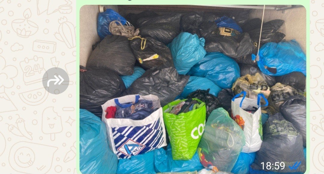 Gebruikte kleding gekocht van particulieren mensen., Ophalen, Gedragen