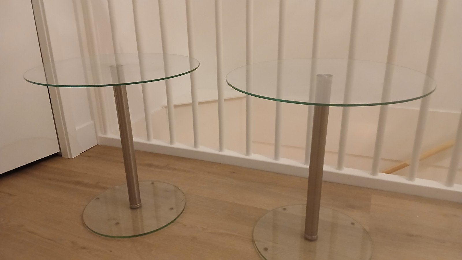 Set van 2 glazen bijzettafels met metalen poot, 45 tot 60 cm, Minder dan 55 cm, Gebruikt, Rond