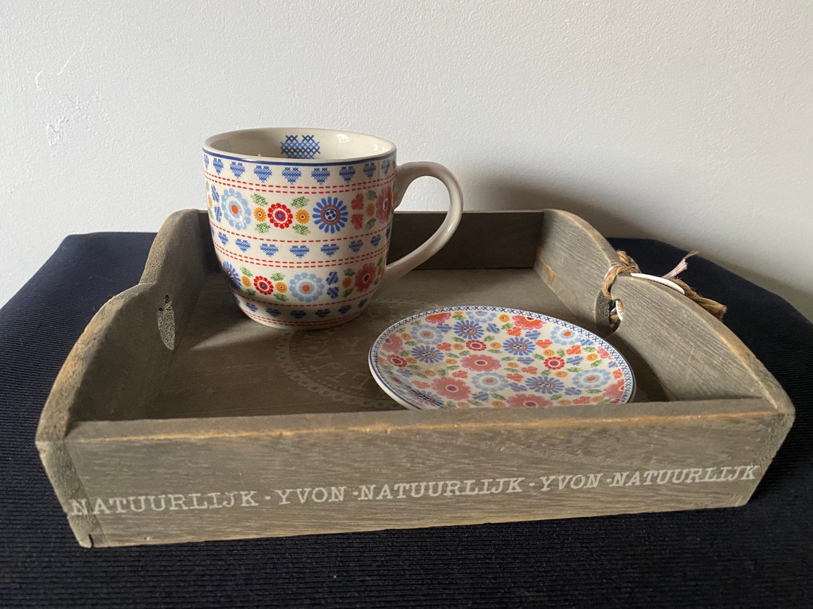 Mok en schoteltje van Yvon - Kakelbont  - Bloemenpatroon, Keramiek, Overige typen, Ophalen of Verzenden, Zo goed als nieuw
