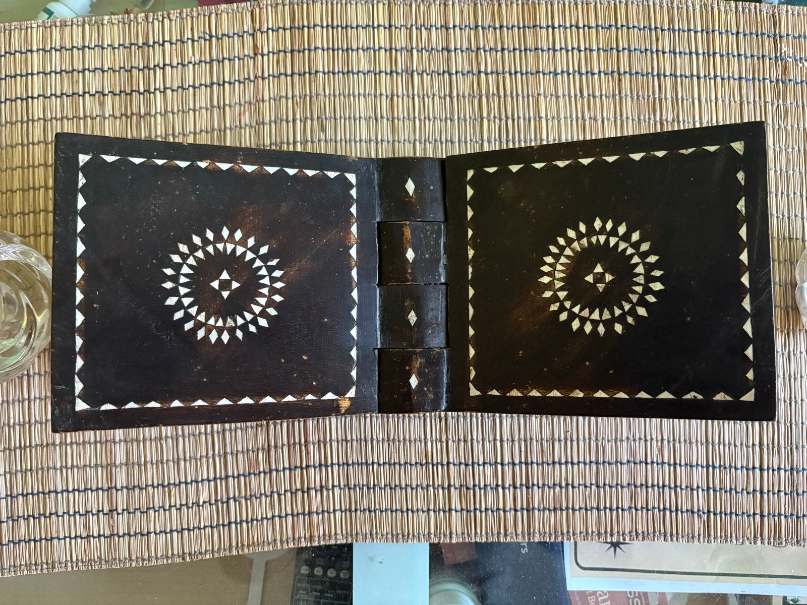 Antieke houten boekenstandaard met inlegwerk, Ophalen