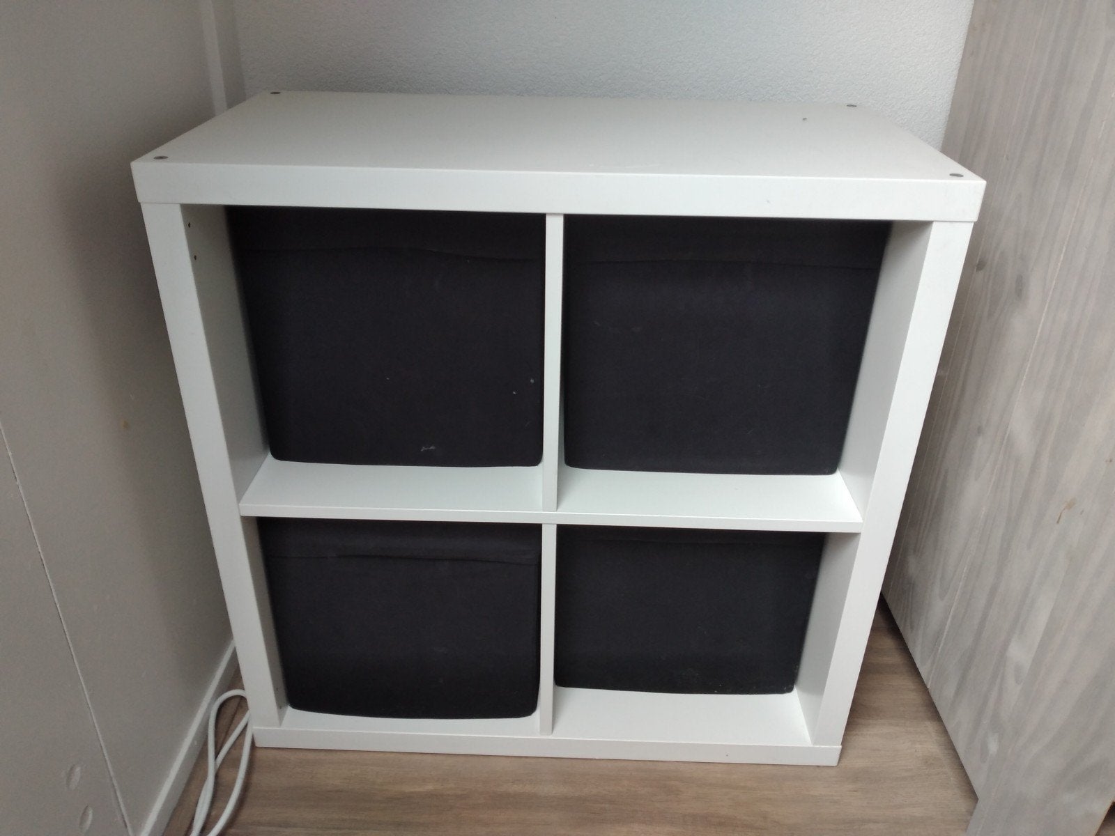 Witte IKEA Kallax kast met 4 vakken en zwarte bakken, Ophalen, Gebruikt