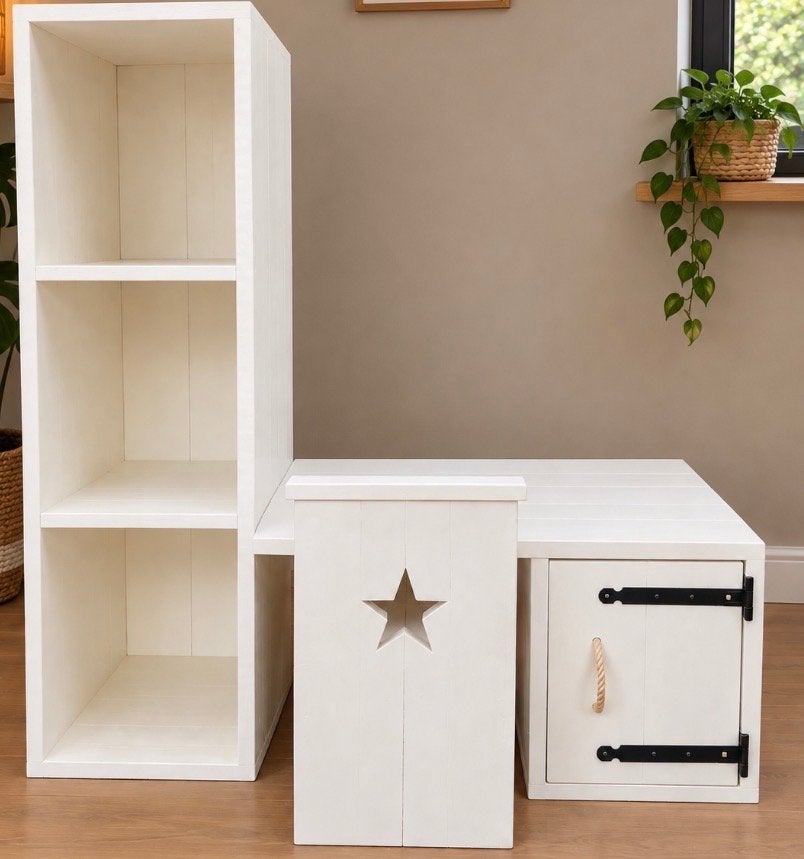 Steigerhouten kast met bureau en kleuterstoel (RAL 9001), Ophalen, Zo goed als nieuw