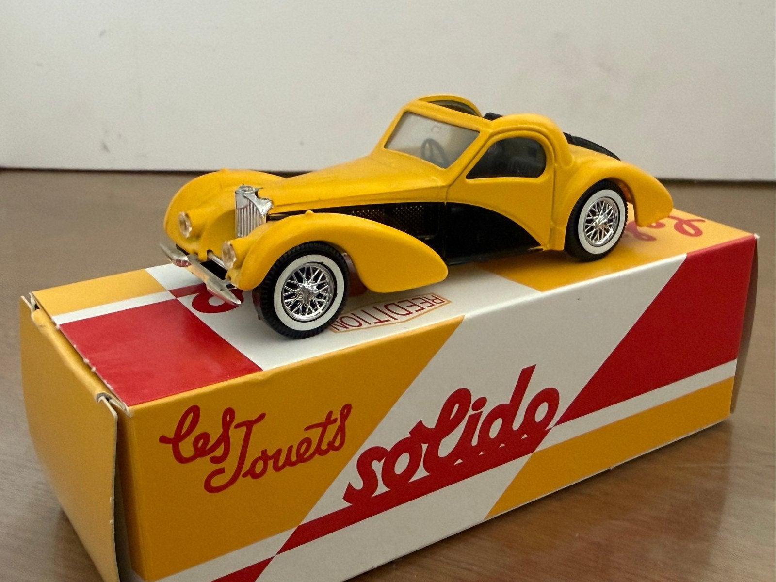 Solido Bugatti 57 S Atalante 1939 - Geel Diecast Model, Ophalen of Verzenden, Zo goed als nieuw, Auto, Solido