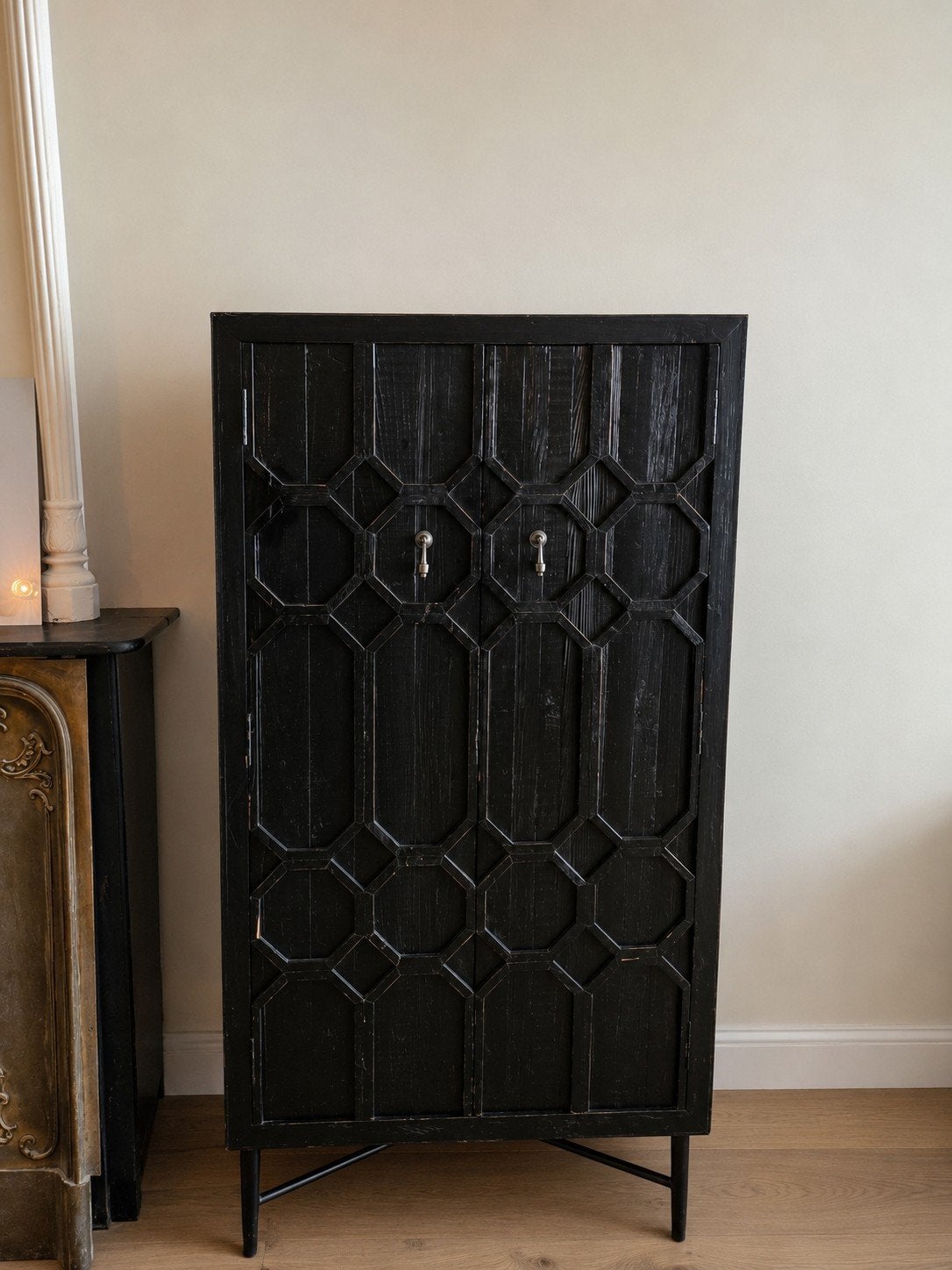 Zwart houten kast met geometrisch patroon, Met deur(en), 100 tot 150 cm, 25 tot 50 cm, Overige houtsoorten
