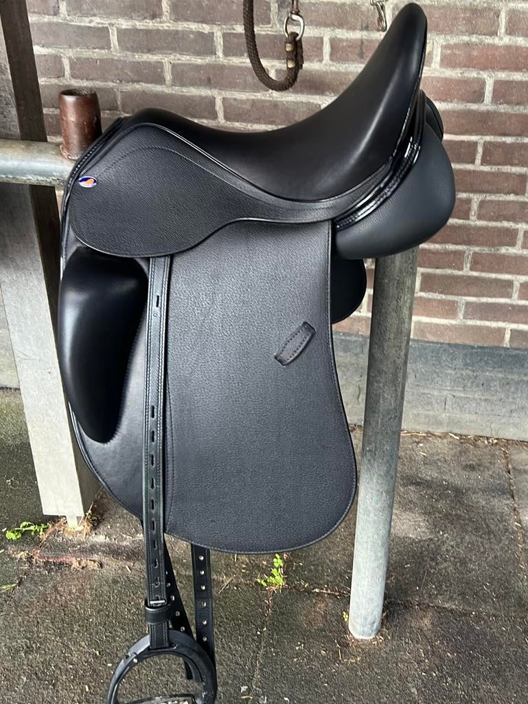 Skyway Pandora dressuurzadel 17,5 inch, Dieren en Toebehoren, Paarden en Pony's | Zadels, Ophalen of Verzenden, Zo goed als nieuw