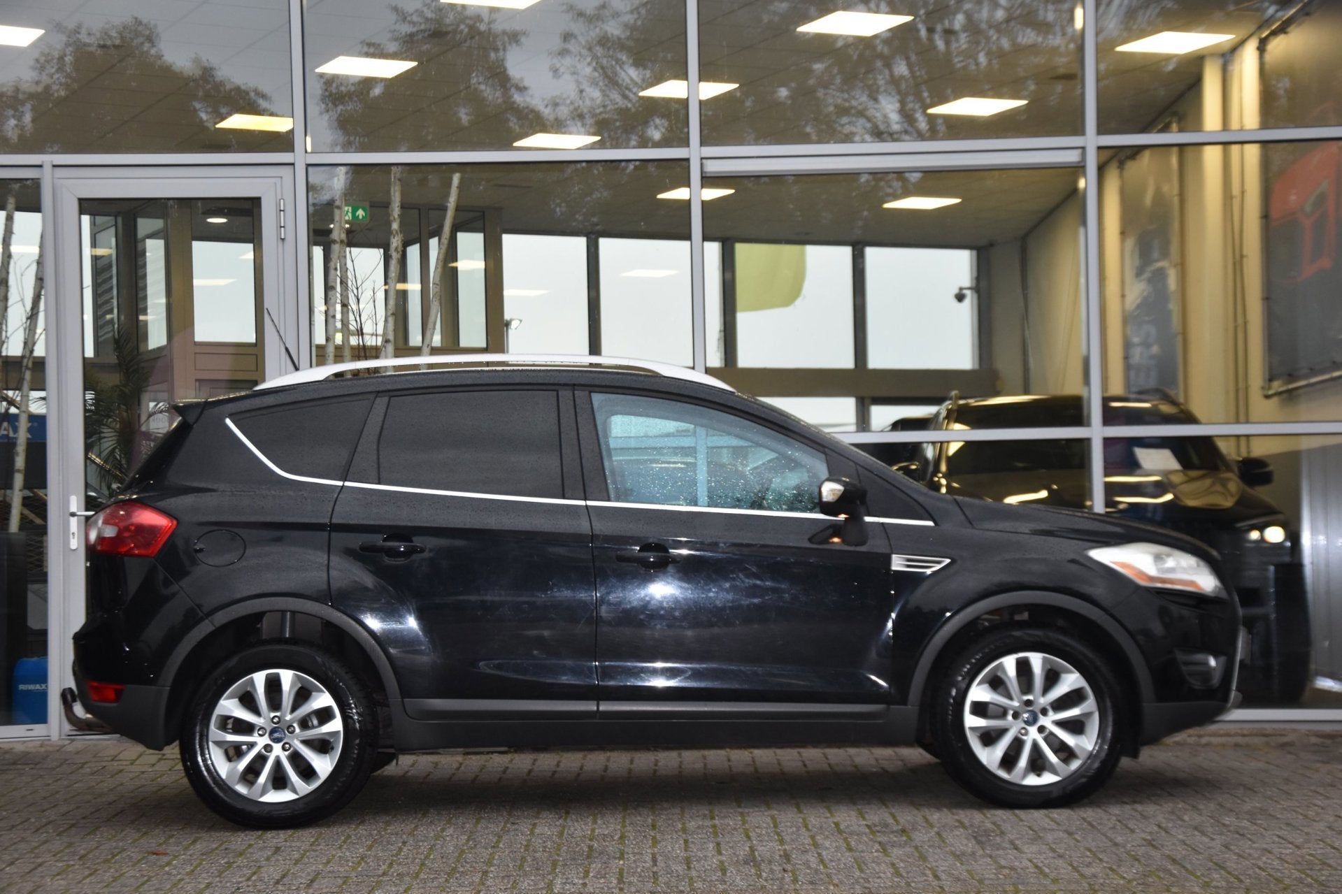 Ford Kuga 2.5 Turbo Titanium 200PK Automaat Pano Leder Navi, Auto's, Gebruikt, Zwart, 1553 kg, Bedrijf