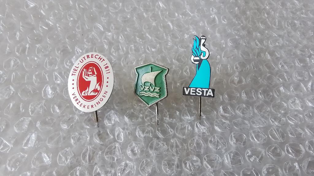3 verschillende speldjes verzekeringen, Verzamelen, Speldjes, Pins en Buttons, Ophalen of Verzenden, Zo goed als nieuw, Overige onderwerpen
