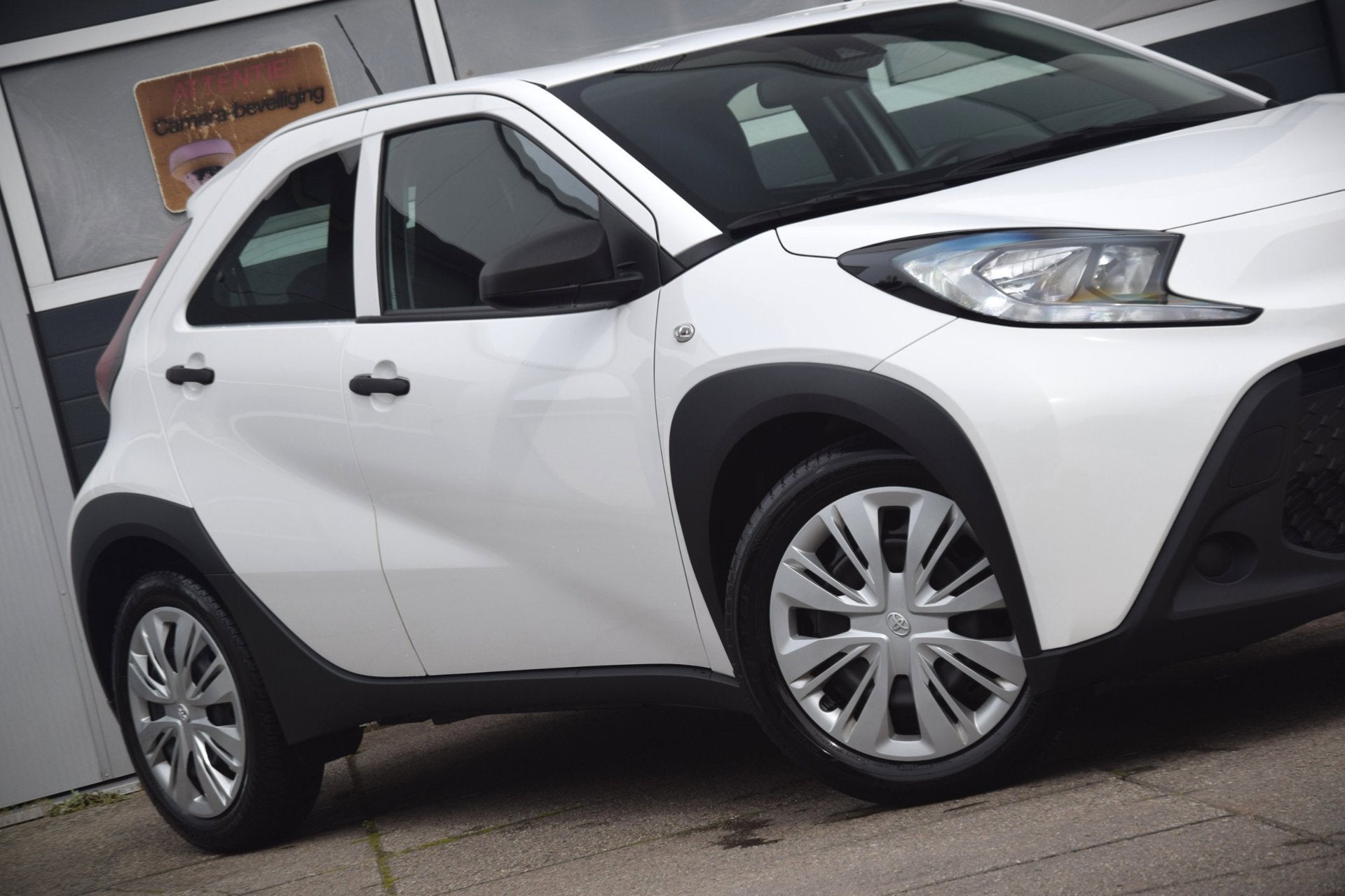 Toyota Aygo X 1.0 VVT-i MT APPLE CARPLAY/ADAPTIEVE CRUISE/LE, Auto's, Stof, Gebruikt, 4 stoelen, Wit