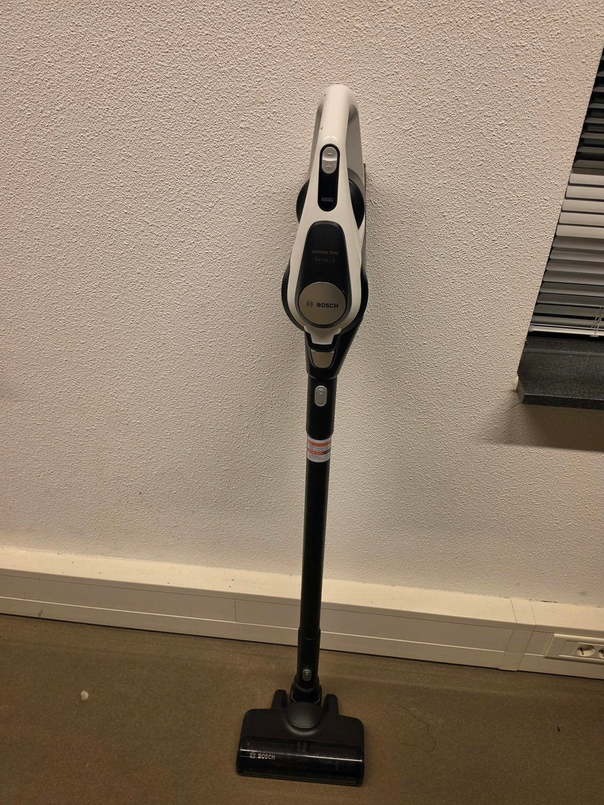 Bosch Unlimited 8 Gen2 BKS8214W – Draadloze steelstofzuiger, Ophalen, Bosch, Zo goed als nieuw, Draadloos
