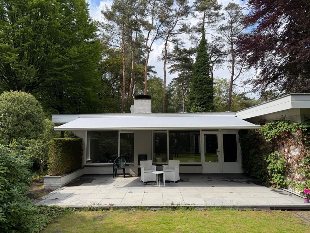 Elektrisch Zonnescherm 7.5m breed, 2.5m uitval, grijs, Tuin en Terras, Ophalen, Gebruikt, 450 cm of meer, Elektrisch