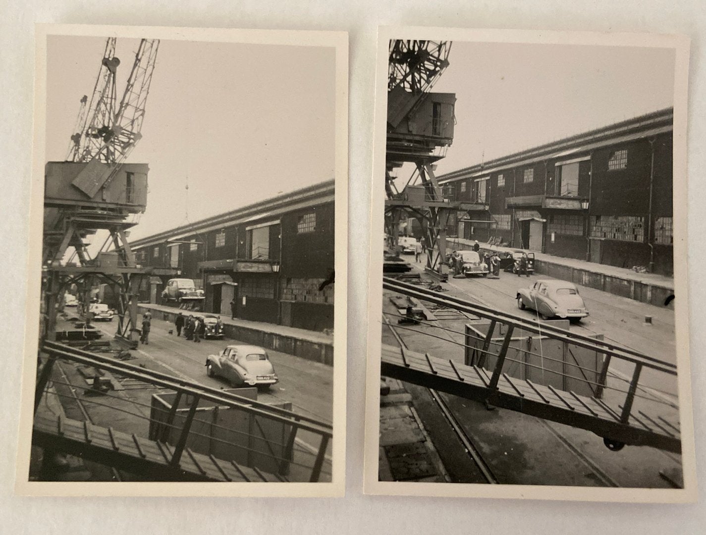 Twee foto’s auto’s in haven (Vauxhall Wyvern?), Foto, Ophalen of Verzenden, Zo goed als nieuw, 1940 tot 1960