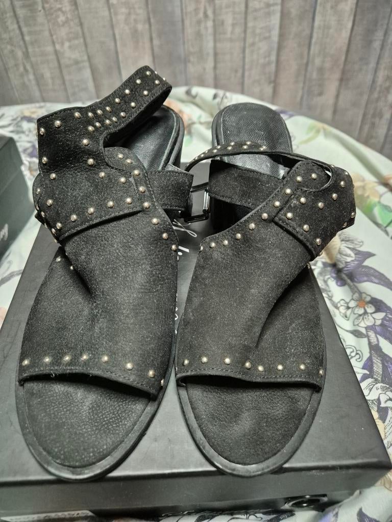 Zwarte sandalen suede met hak en studs mt39, Ophalen, Nieuw, Zwart, Sandalen of Muiltjes