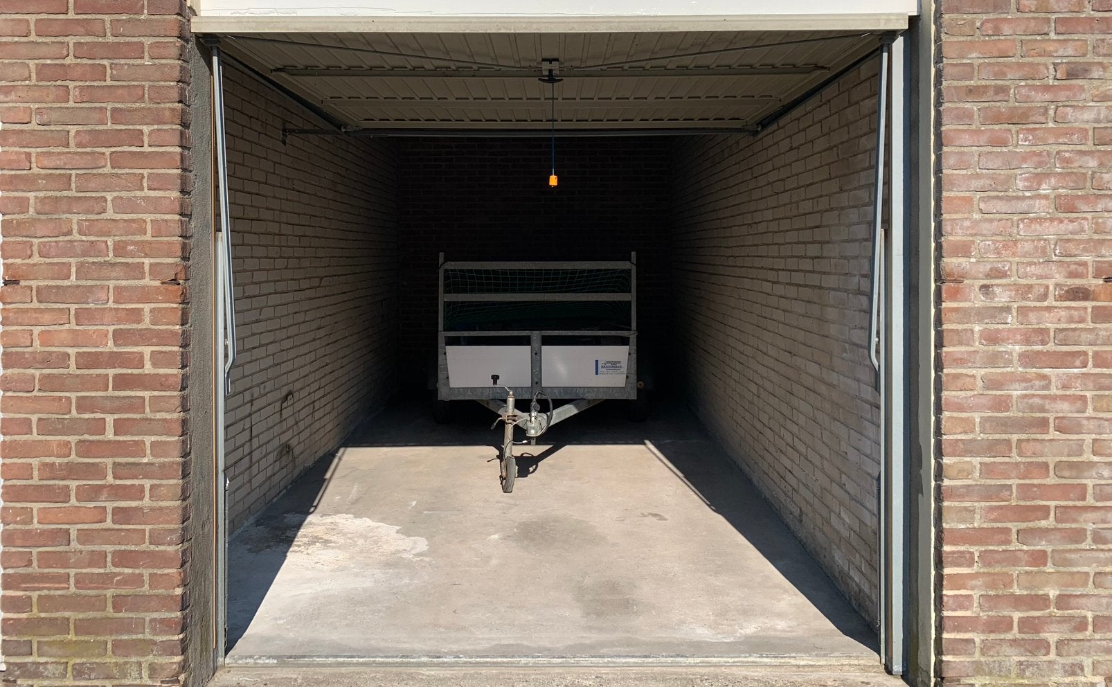 Te huur: ruime, opslagruimte/berging/garage in Apeldoorn