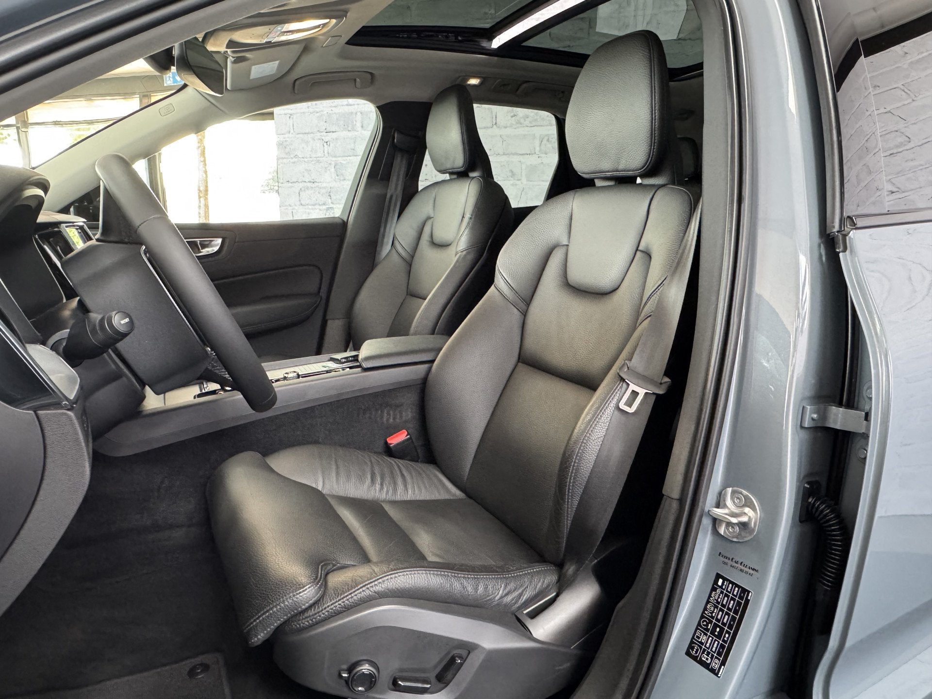 Volvo XC60 2.0 T6 Plug-in hybrid AWD Plus Dark Pano Trekhaak, Automaat, 145 pk, Gebruikt, 4 cilinders