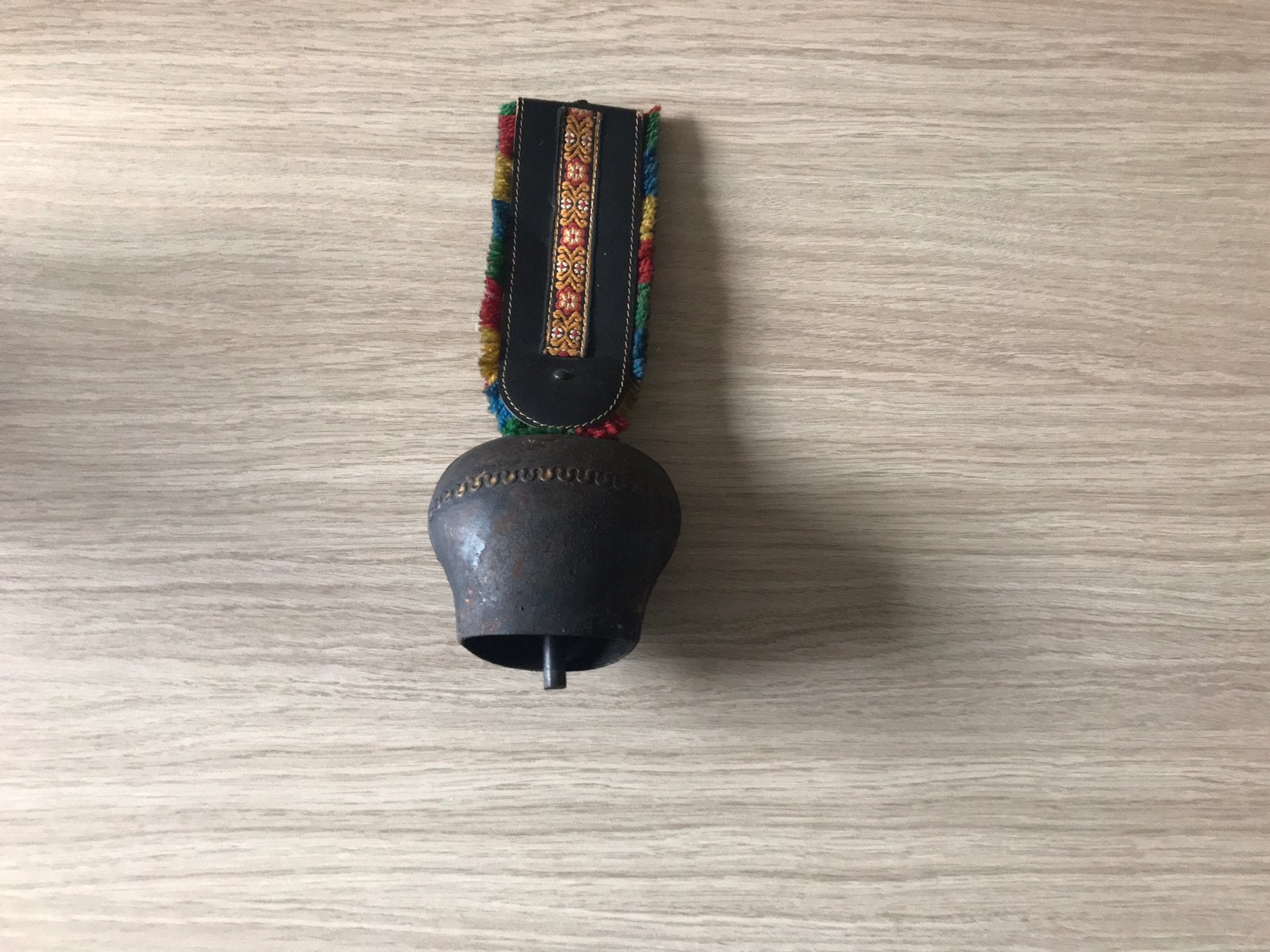 Antieke koebel met versierde riem, Ophalen
