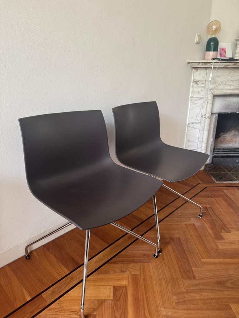 4x Arper Catifa 43 – Designstoelen in bruin stoelen, Huis en Inrichting, Ophalen, Gebruikt, Overige kleuren, Vier