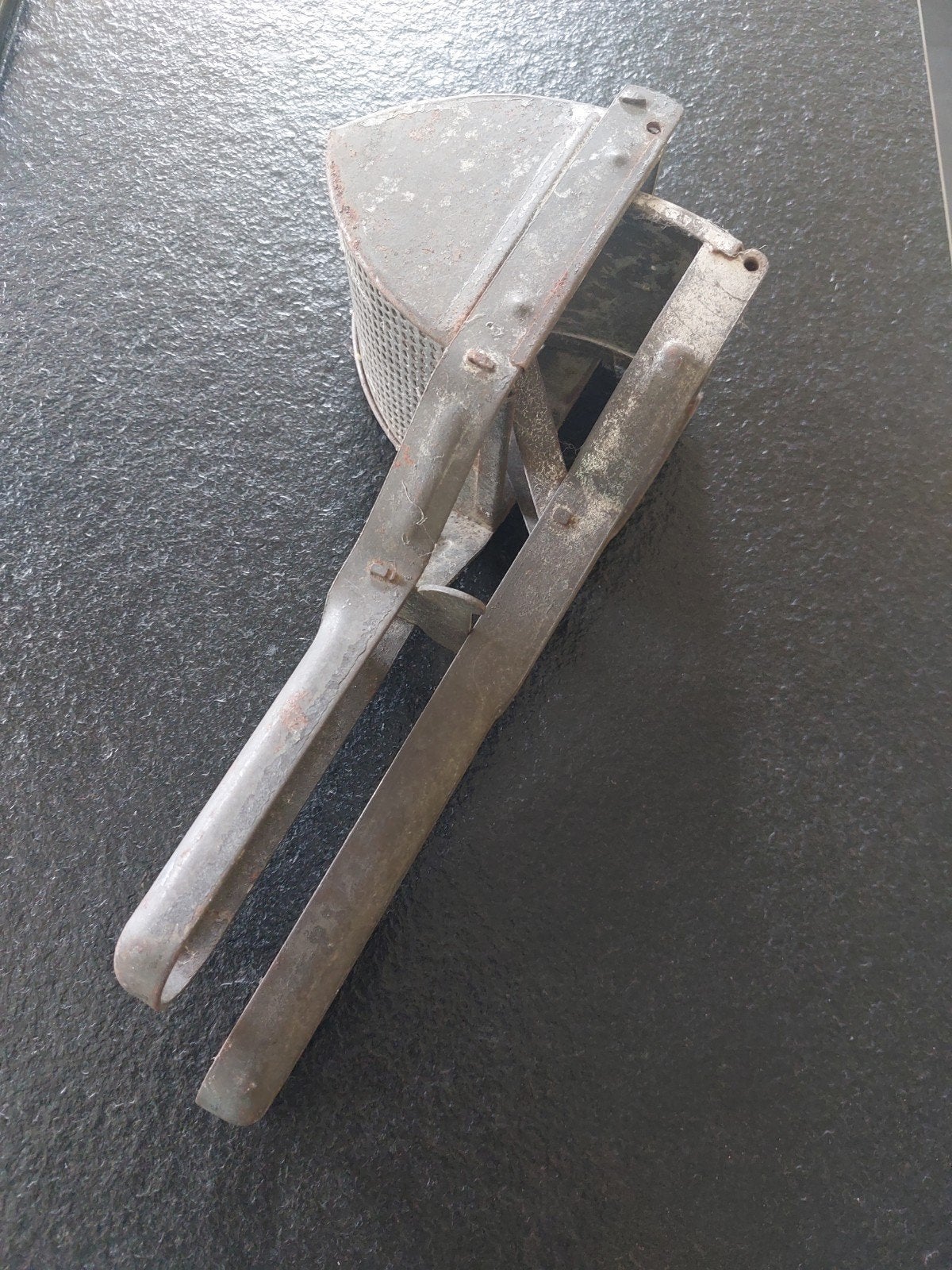 Vintage aardappelpers / pureeknijper, Verzenden
