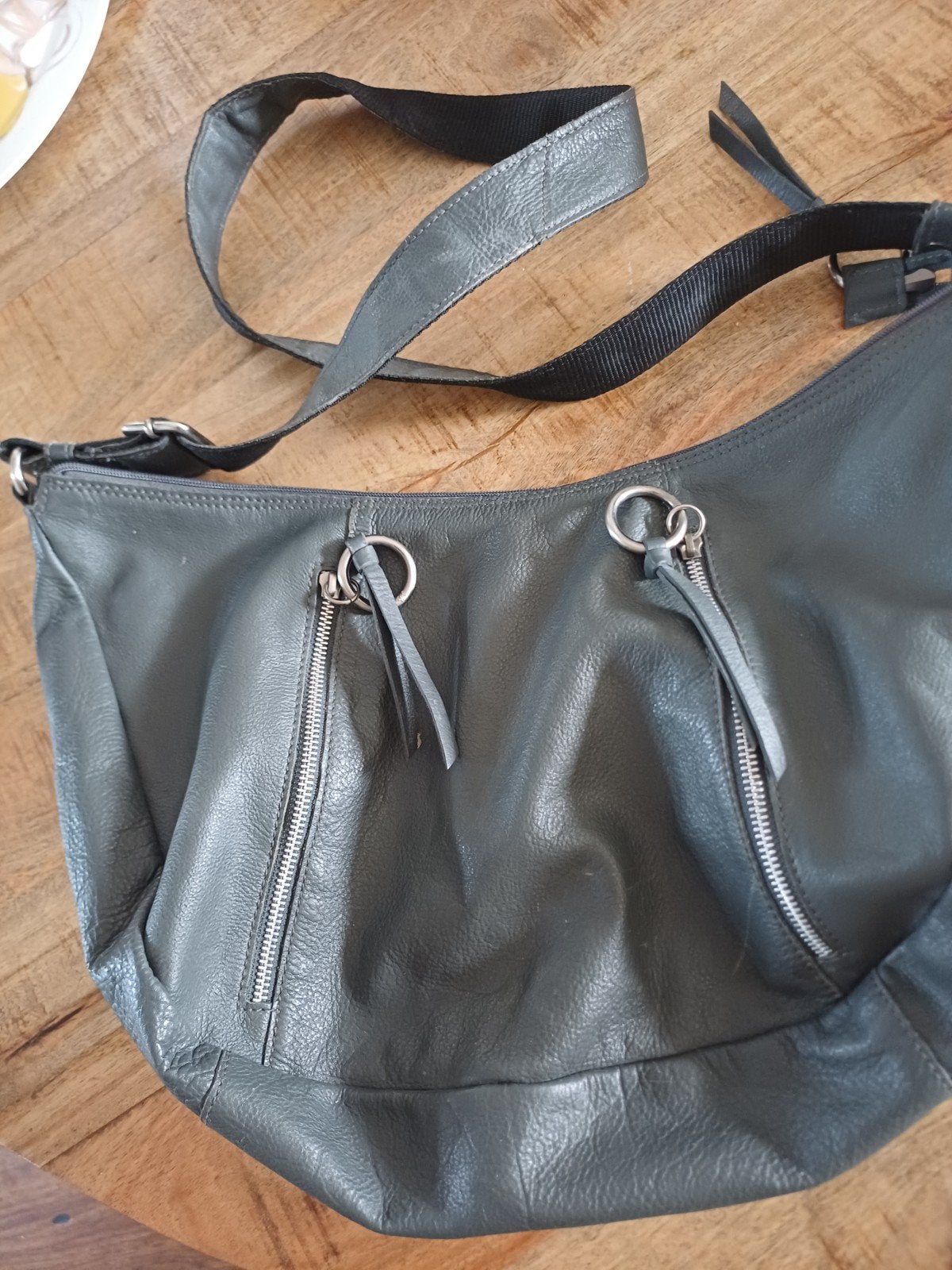 Stijlvolle donkergrijze schoudertas met ritsen, Sieraden, Tassen en Uiterlijk, Tassen | Damestassen, Ophalen, Zo goed als nieuw