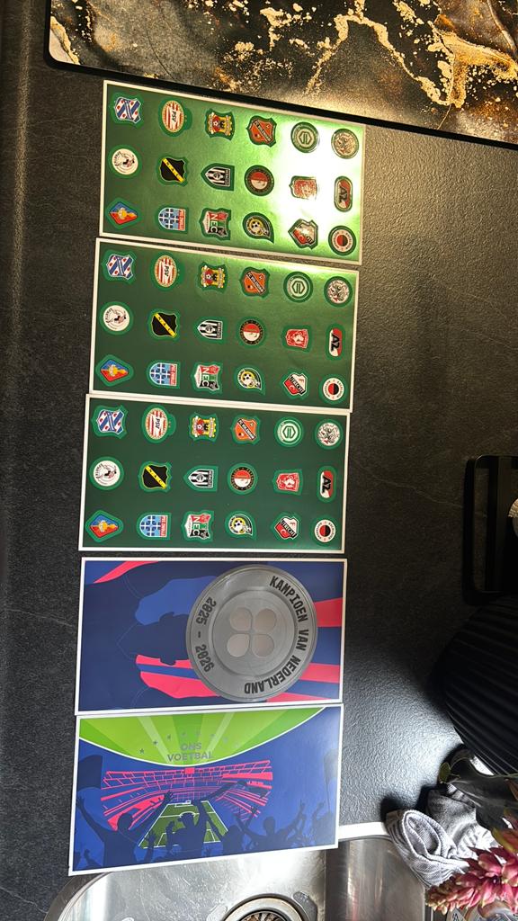 Plus Voetbalstickers - Complete Set Eredivisie Clubs, Ophalen of Verzenden, Nieuw, Sport