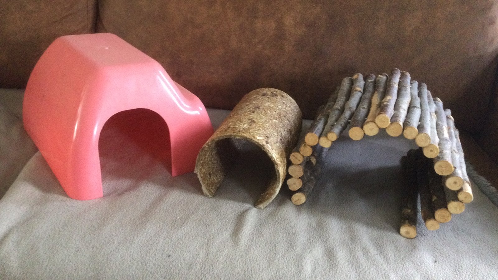 Spullen voor de cavia met grote houten tunnel, Ophalen