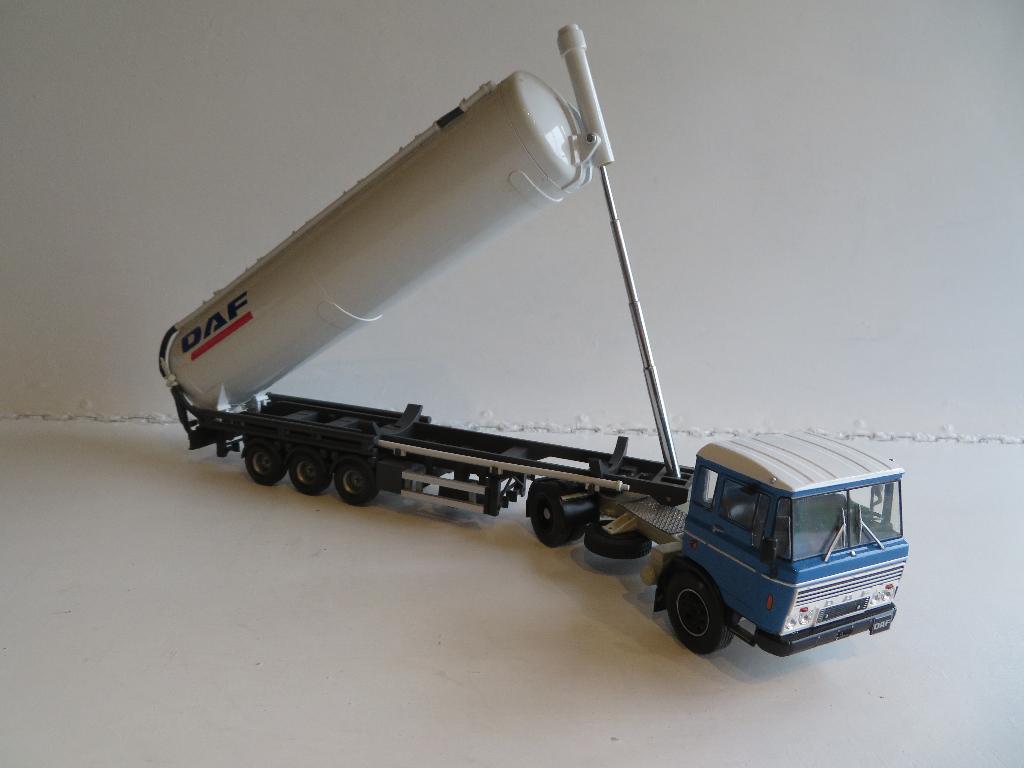 IXO DAF 2600 Truck 1:43 Met DAF Hydraulische Tanker 1:50, Hobby en Vrije tijd, Modelauto's | 1:50, Ophalen of Verzenden, Zo goed als nieuw