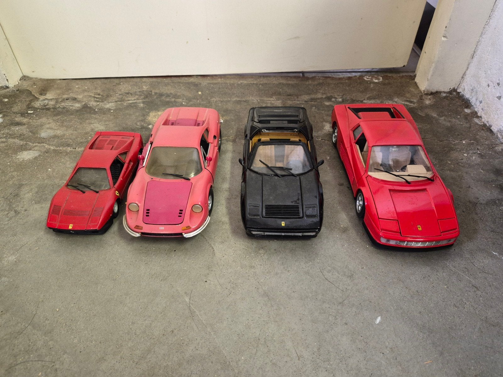 Set van 4 Ferrari modelauto's: 3x 1:18, 1x 1:24, Hobby en Vrije tijd, Ophalen of Verzenden, Gebruikt, Auto, Overige merken