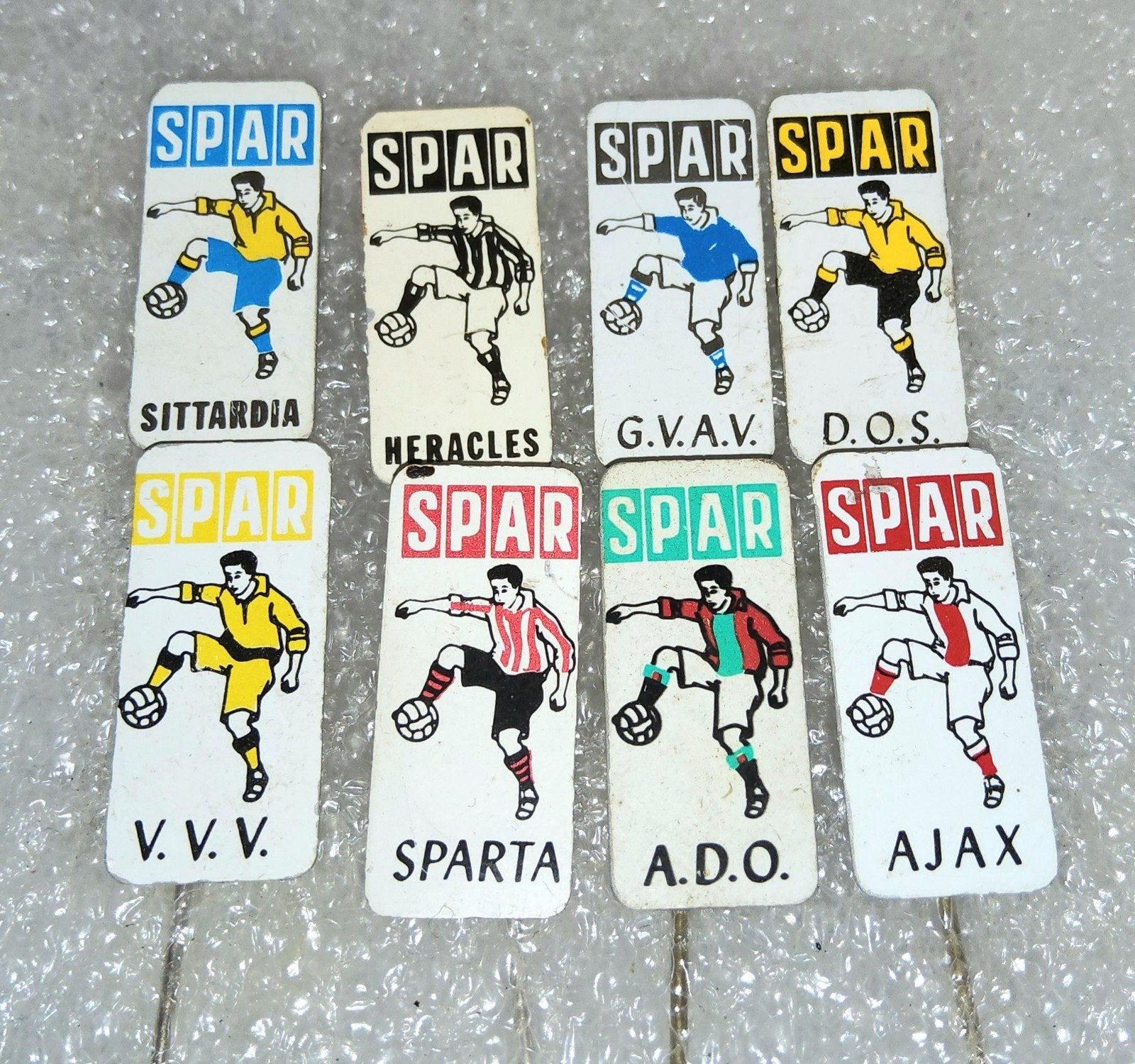 8 Vintage Voetbal Speldjes - SPAR Collectie, Verzamelen, Speldjes, Pins en Buttons, Ophalen of Verzenden, Gebruikt, Sport, Speldje of Pin