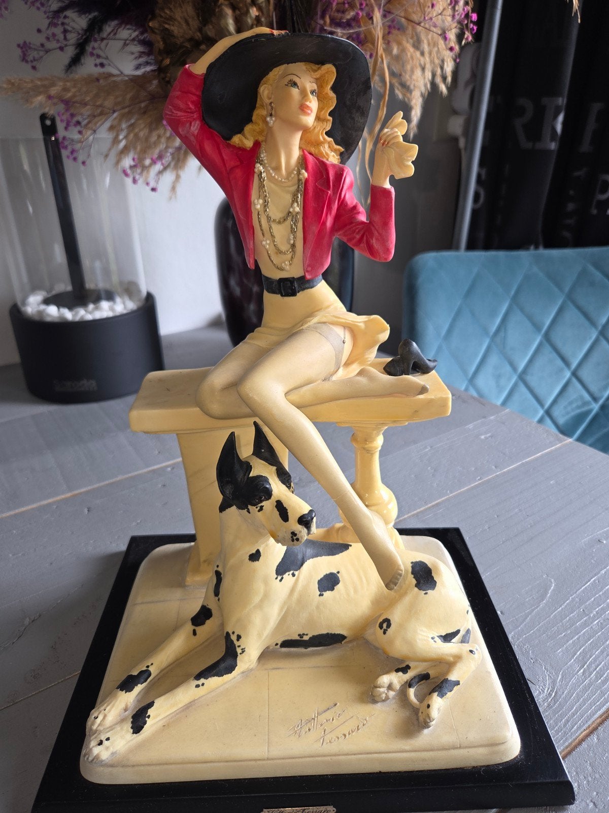 Vittorio Tessaro vrouw met hond, Ophalen, Beschilderd, 20 - 50 cm, Beeld