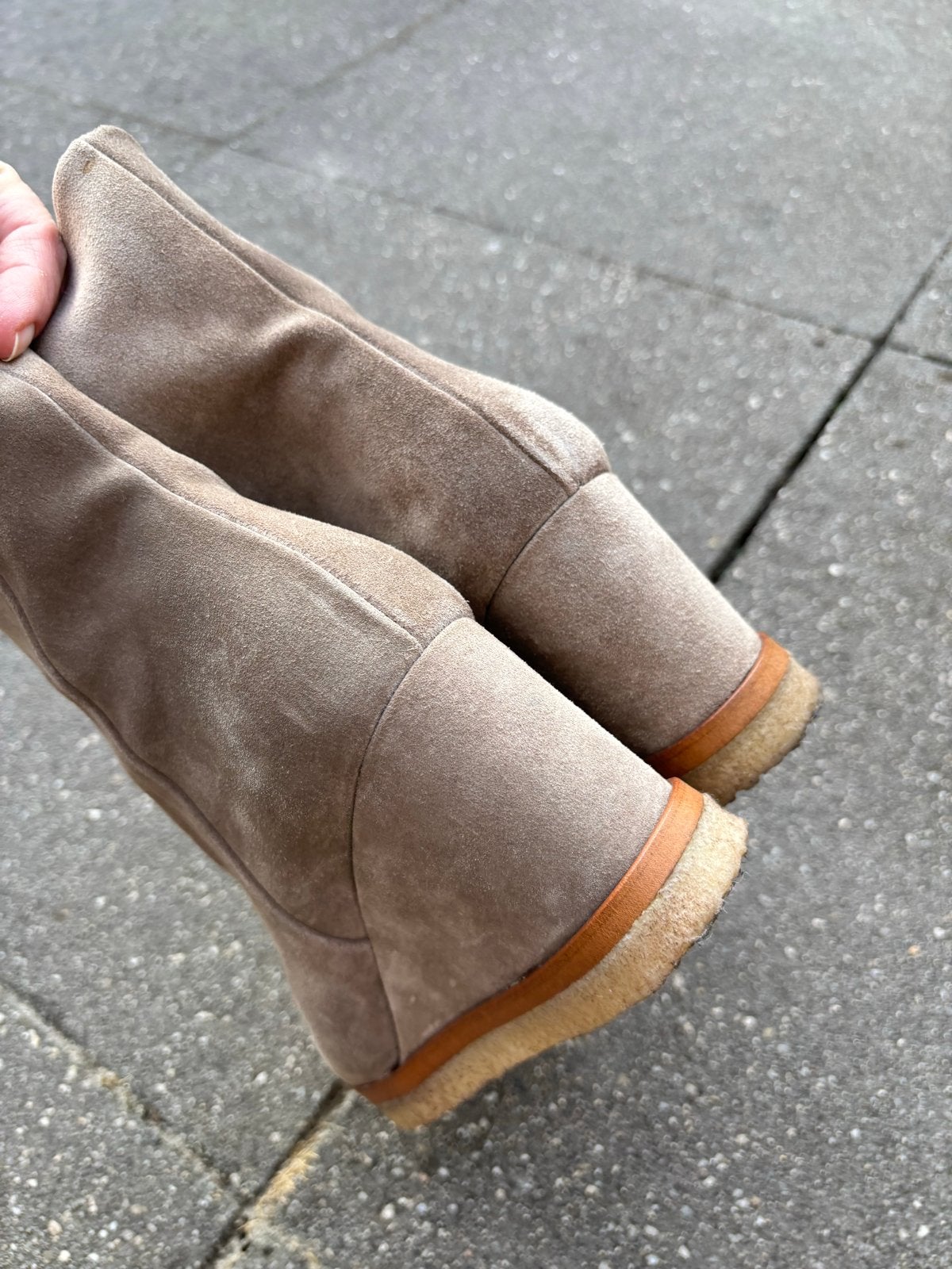 Taupe suède enkellaarzen met sleehak, Overige kleuren, Lage of Enkellaarzen, Ophalen of Verzenden, Zo goed als nieuw