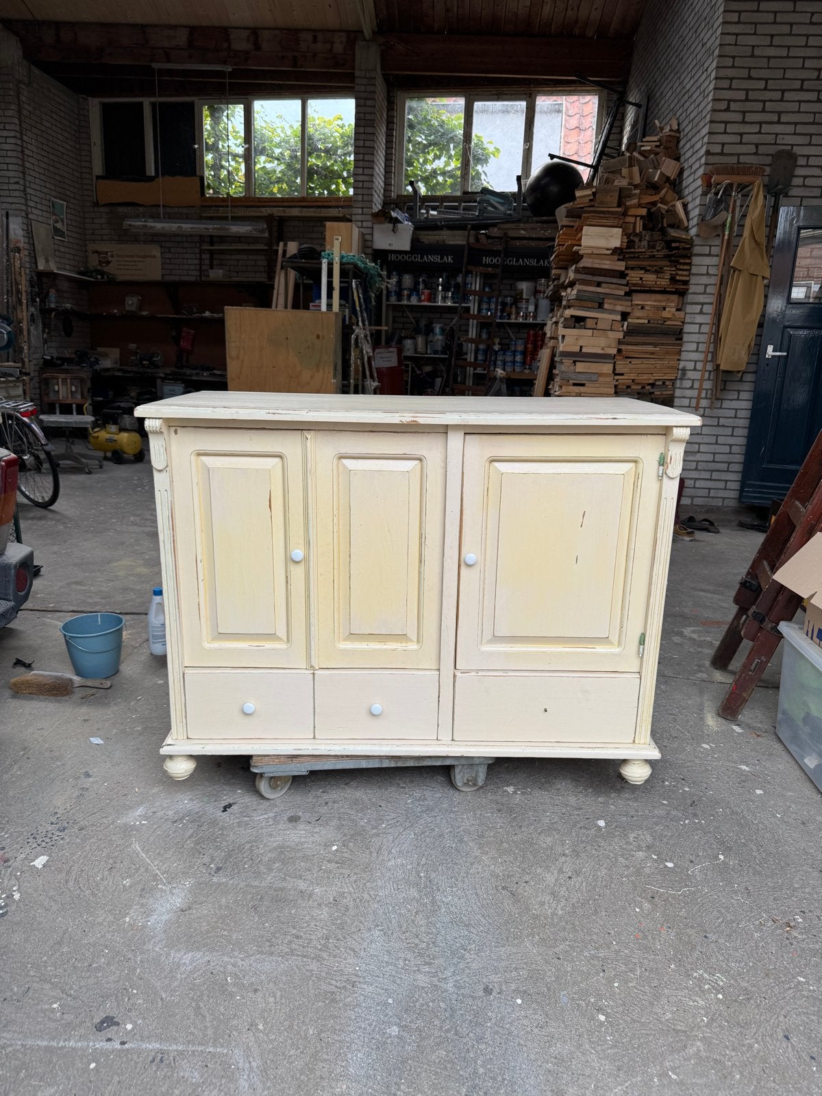 Mooi landelijk wit dressoir / Brocante houten kast (135 cm), Gebruikt, 100 tot 150 cm, Ophalen of Verzenden, Met lade(s)
