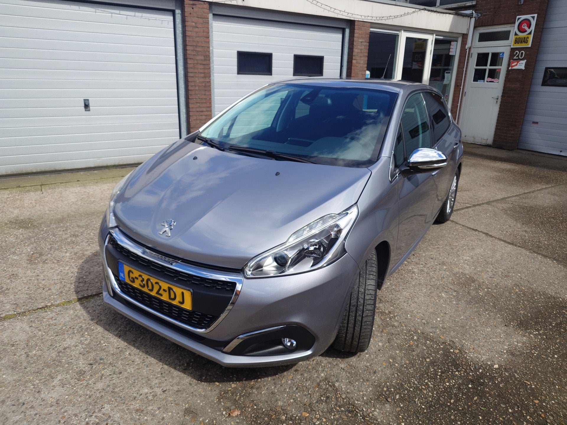 Peugeot 208 1.2 PureTech Allure, Clima, Camera, Navi Dealer, Auto's, Stof, 1199 cc, Verwarmde buitenspiegels, Origineel Nederlands