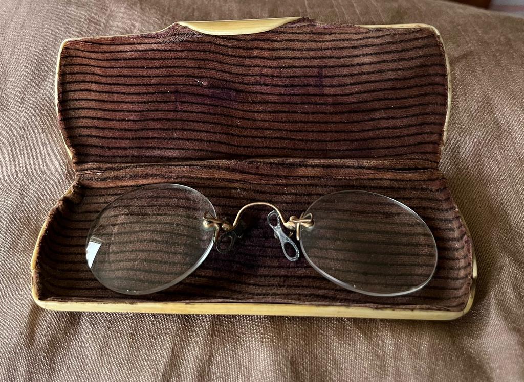 Pince-nez. 9 Ct ?In bijzondere koker jrn 20-30 vorige eeuw., Antiek en Kunst, Verzenden