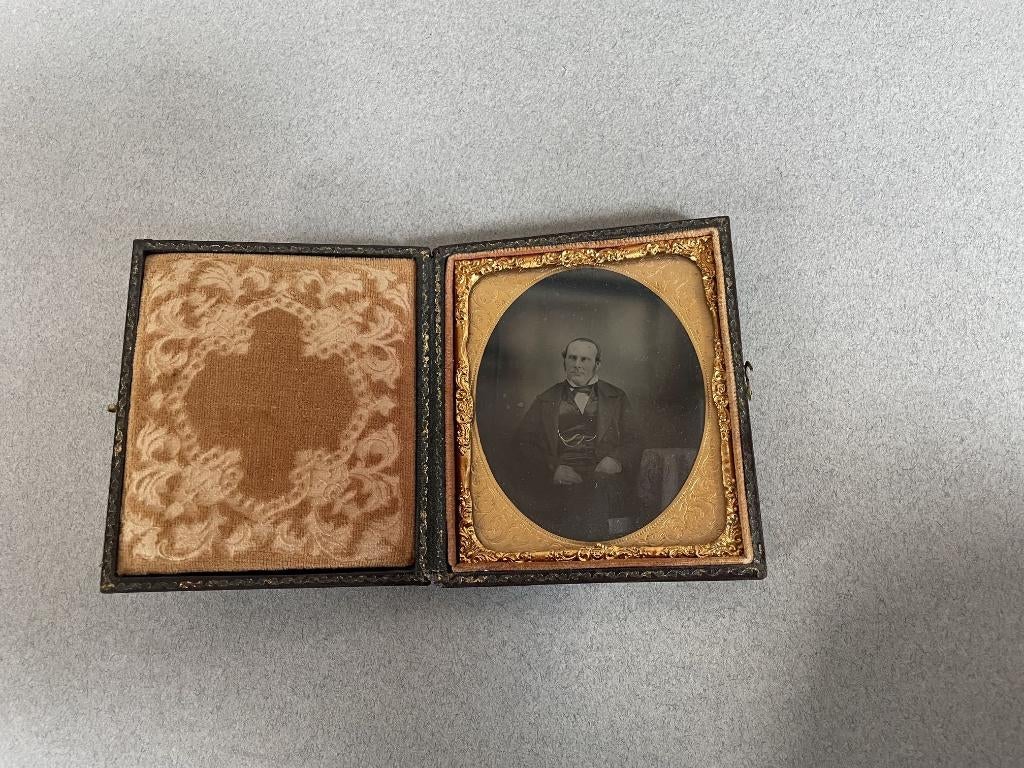 Antieke foto in doosje daguerreotypie uit omstreeks 1860, Ophalen of Verzenden