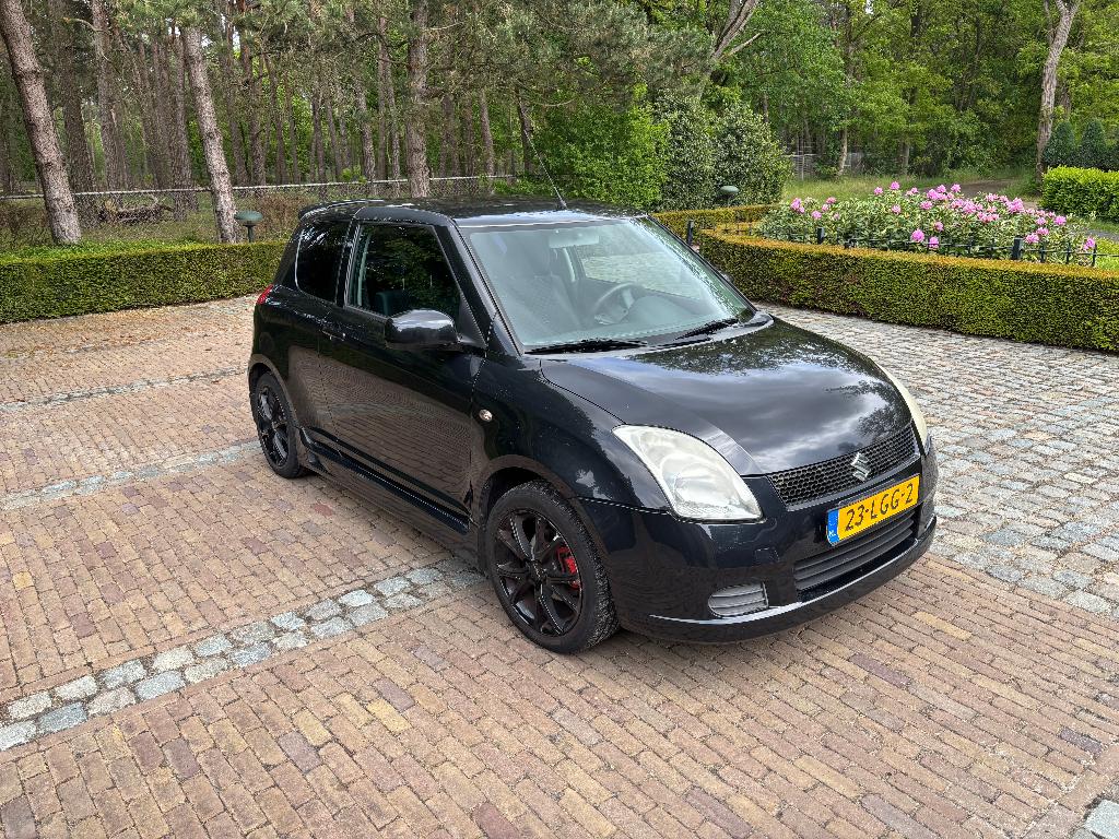Suzuki Swift 2005 Zwart, Voorwielaandrijving, 1046 kg, Stof, 400 kg