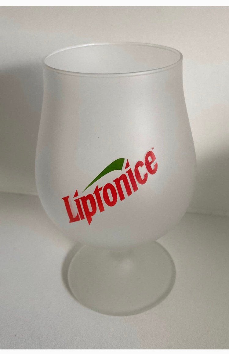 Lipton Liptonice glas op voet. Hoogte 14,5 cm., Verzamelen, Ophalen of Verzenden, Zo goed als nieuw, Frisdrankglas