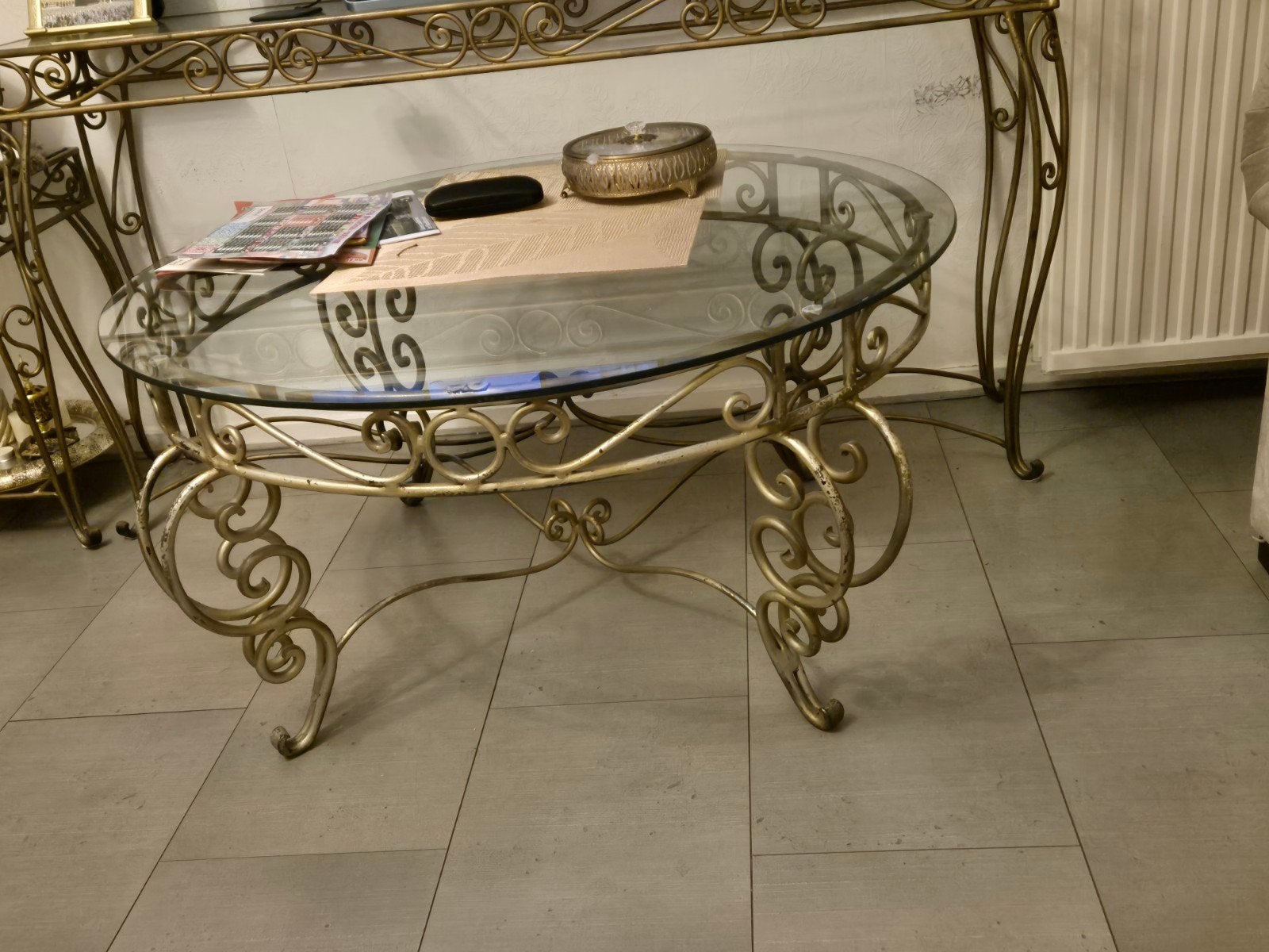 Gouden salontafel met glazen blad, Huis en Inrichting, Gebruikt, 100 tot 150 cm, Glas, Ovaal