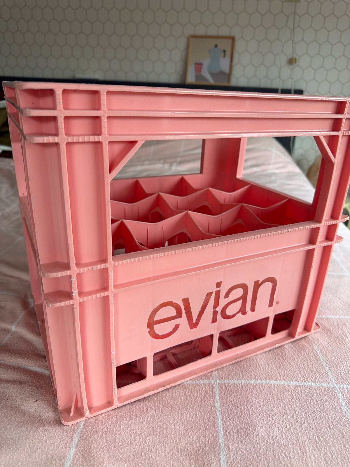 Roze Evian krat - Flessenkrat, Ophalen, Gebruikt, 40 tot 60 cm, 50 tot 75 cm