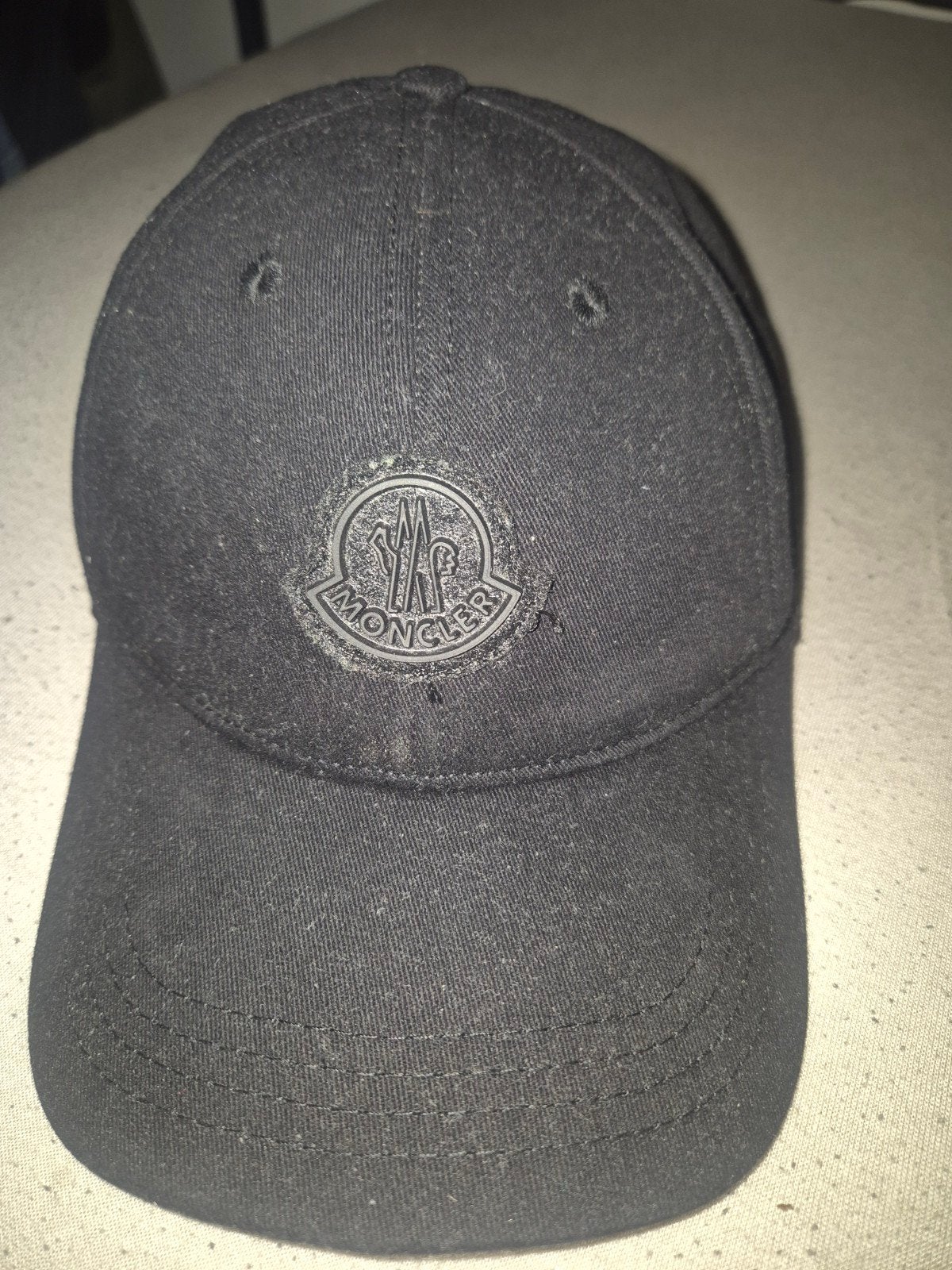 Moncler pet - Zwart - Zo goed als nieuw, Moncler, One size fits all, Ophalen of Verzenden, Pet