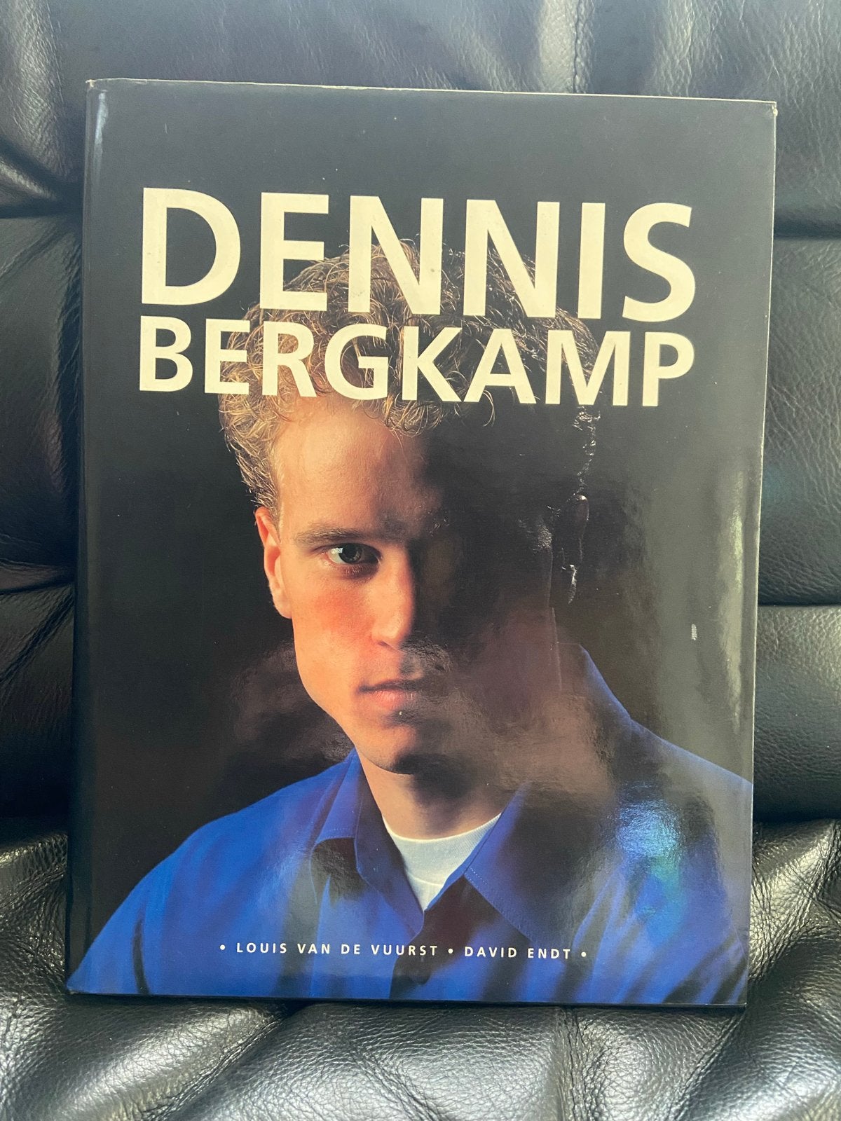 Boek: Dennis Bergkamp - Biografie Voetballegende, Boeken, Ophalen of Verzenden, Gelezen, Balsport