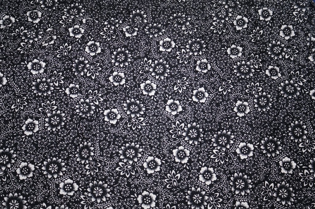 grote lap zwart / wit gebloemde stof, Hobby en Vrije tijd, Stoffen en Lappen, Overige materialen, 120 cm of meer, Wit, Nieuw