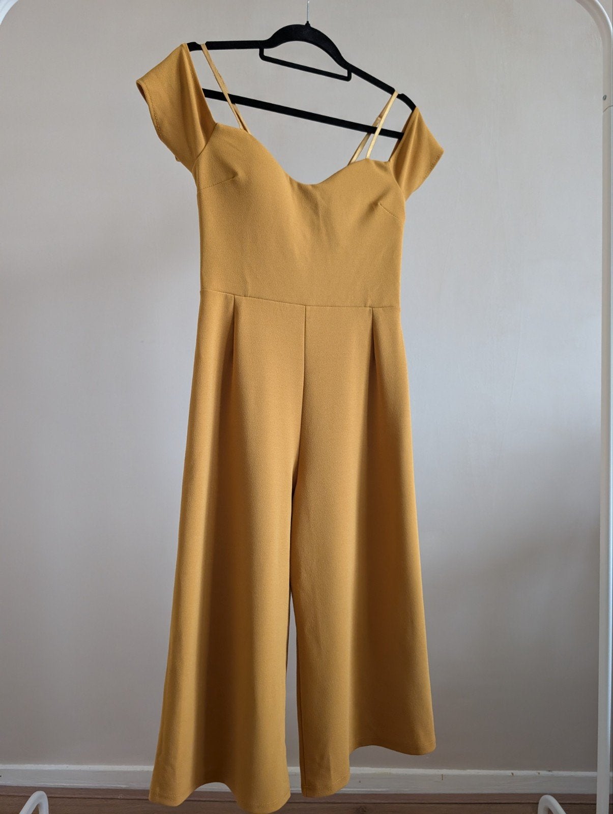 Boohoo Laura Off Shoulder Culotte Jumpsuit, Maat 38/40 (M), Boohoo, Geel, Nieuw
