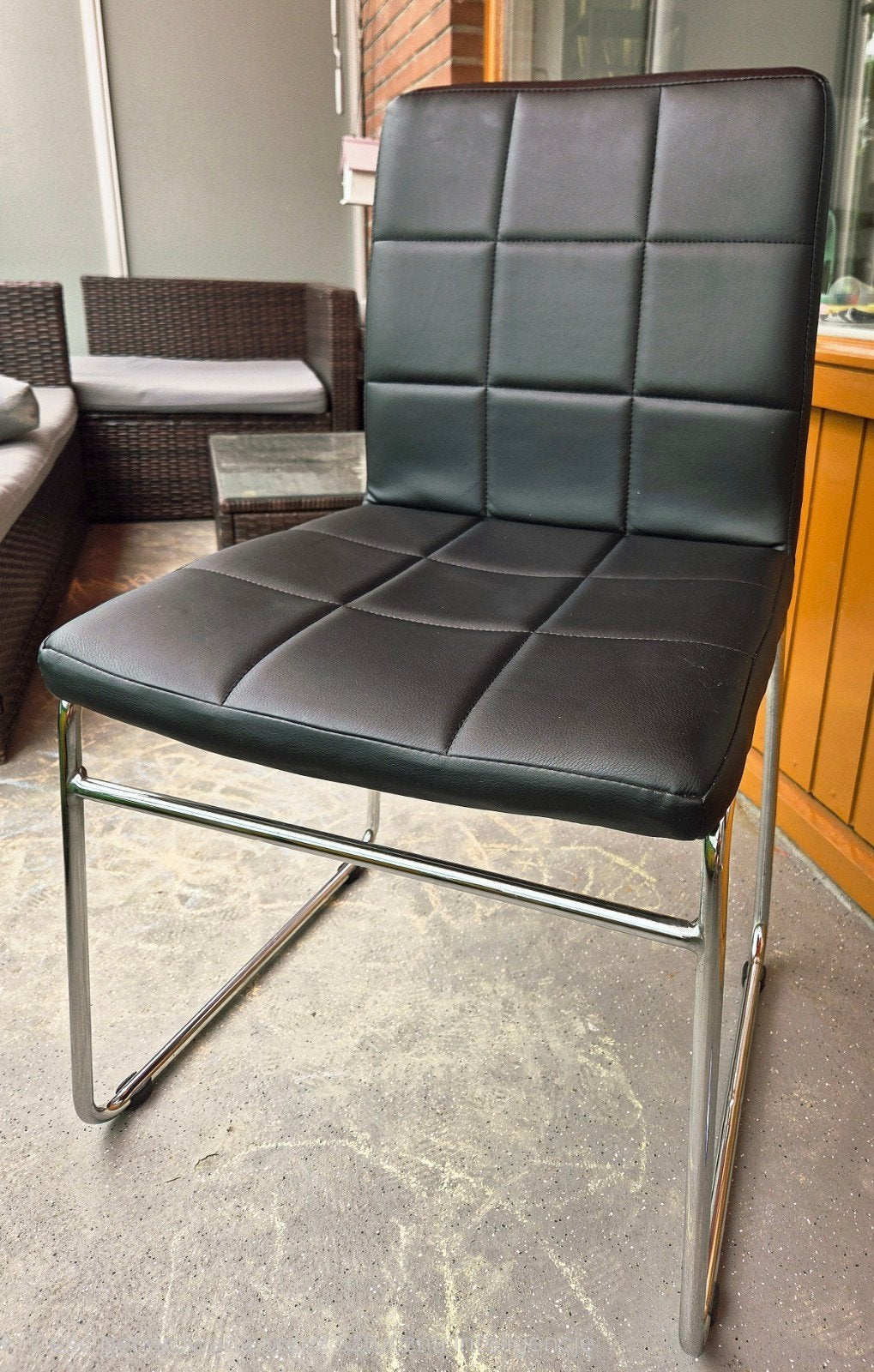 6 zwarte Jysk hummel stoelen met chromen onderstel, Huis en Inrichting, Ophalen, Gebruikt, Zwart, Modern
