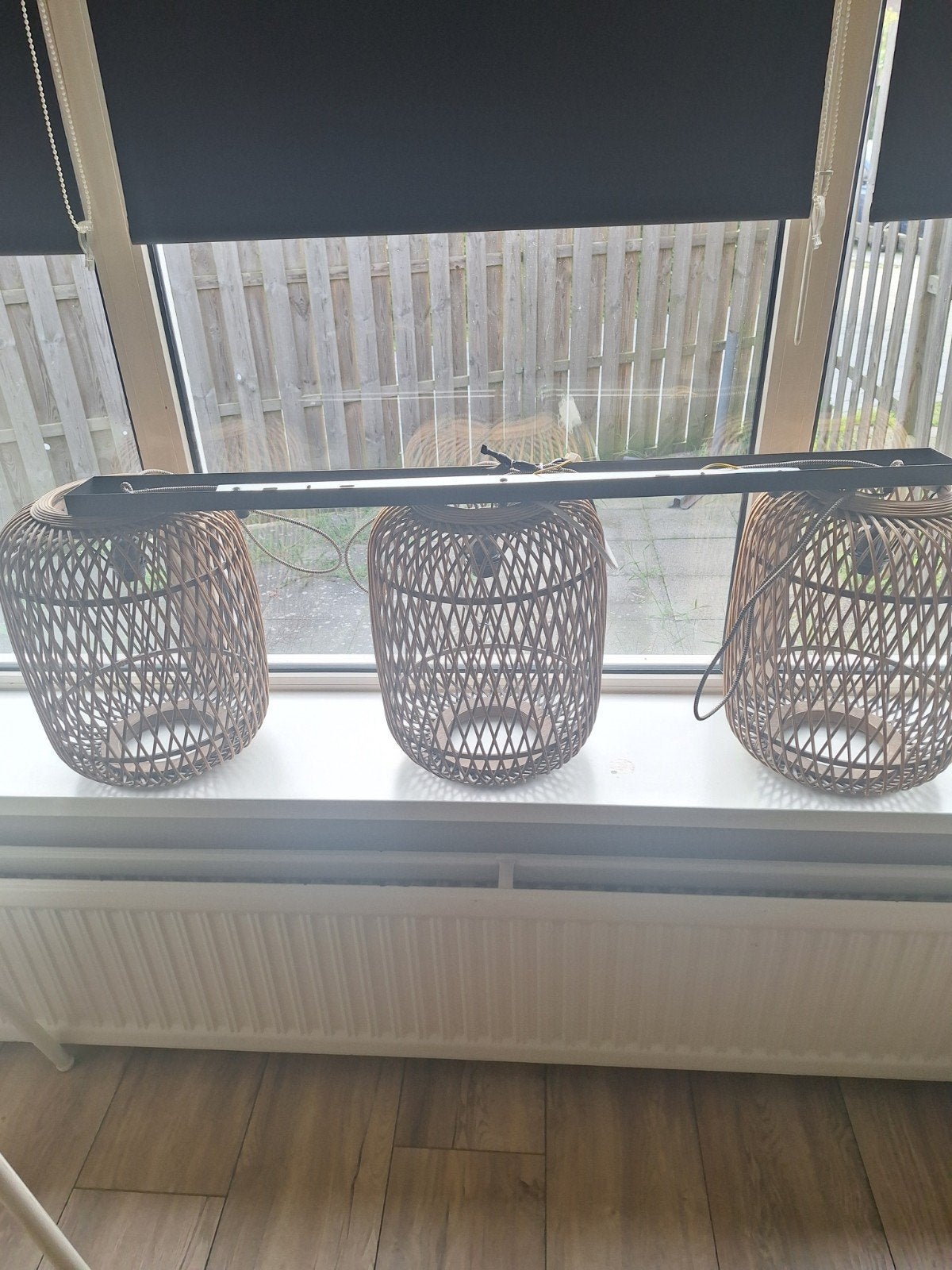 Rotan hanglampen met zwarte balk - 3 stuks, Ophalen, Gebruikt, Bohemian, Scandinavisch, Natuurlijk, E27 (groot)
