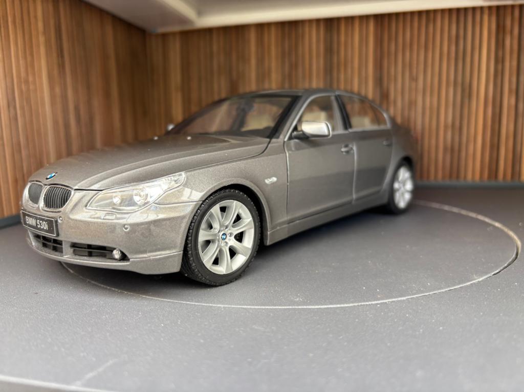 BMW 530i (E60) 1:18 Revell Grijs incl. org. doos Zeldzaam MJ, Ophalen of Verzenden, Zo goed als nieuw, Auto, Revell