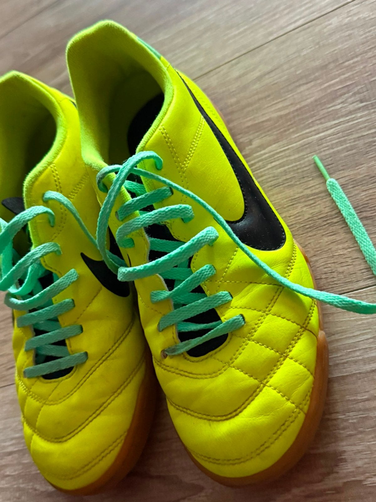 Nike Tiempo zaalvoetbalschoenen - Geel/Zwart, Ophalen, Gebruikt, Schoenen